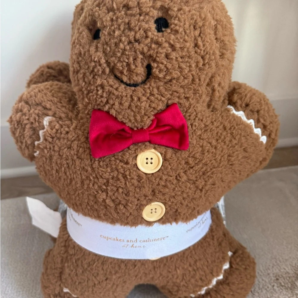 3 Gingerbread Family Christmas Pillows Cupcakes Cashmere NWT - Picture 5 of 7